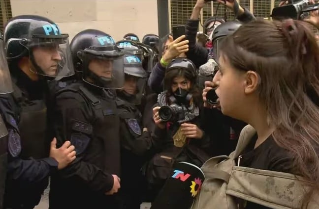 "No seas así", le dijo la chica al policía