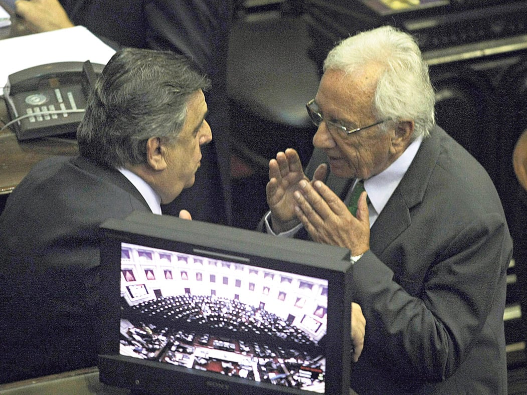 Negri (Cambiemos) y Recalde (FpV) en la sesión de ayer, en la que se condenó la violencia en Jujuy.