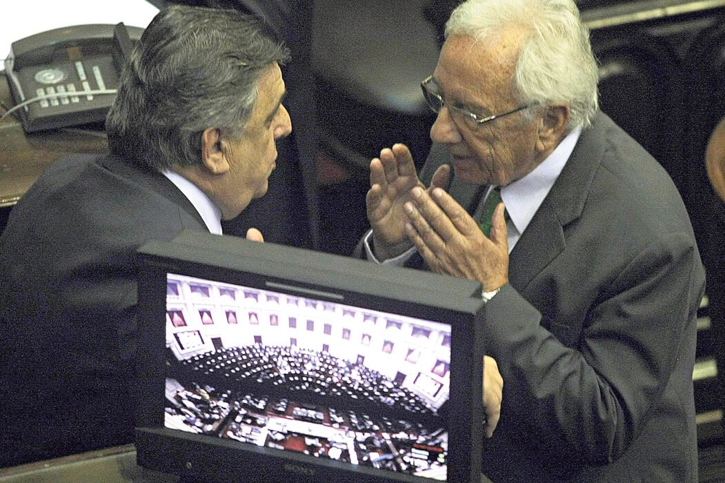 Negri (Cambiemos) y Recalde (FpV) en la sesión de ayer, en la que se condenó la violencia en Jujuy.