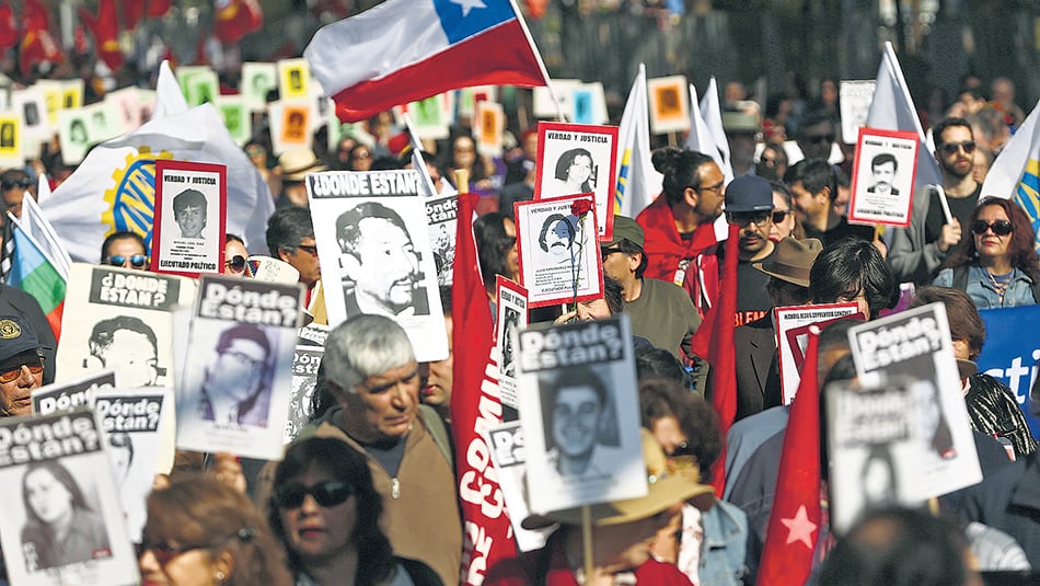 Familiares de víctimas de la dictadura de Pinochet continúan buscando a sus desaparecidos y niños robados.
