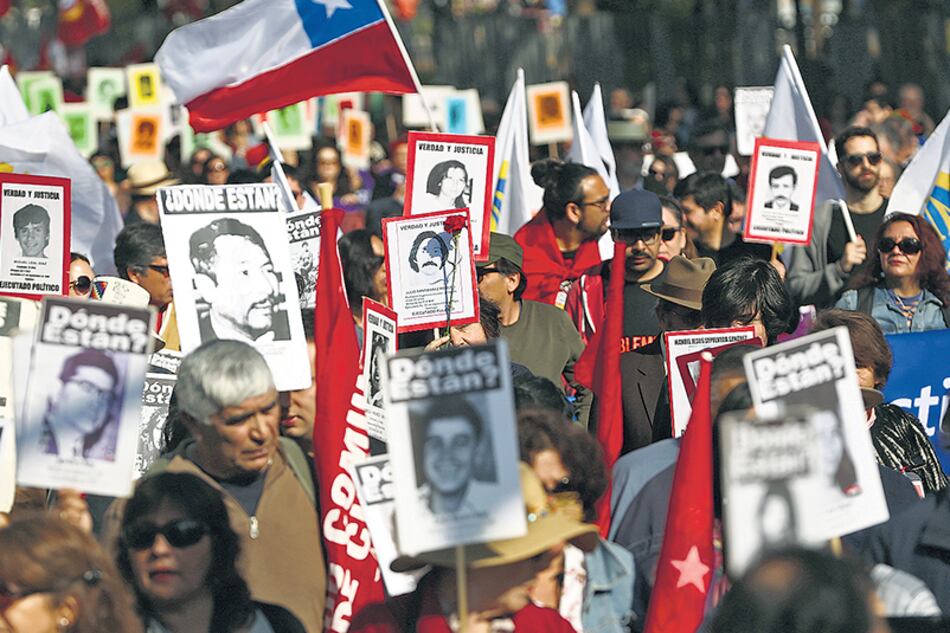 Familiares de víctimas de la dictadura de Pinochet continúan buscando a sus desaparecidos y niños robados.