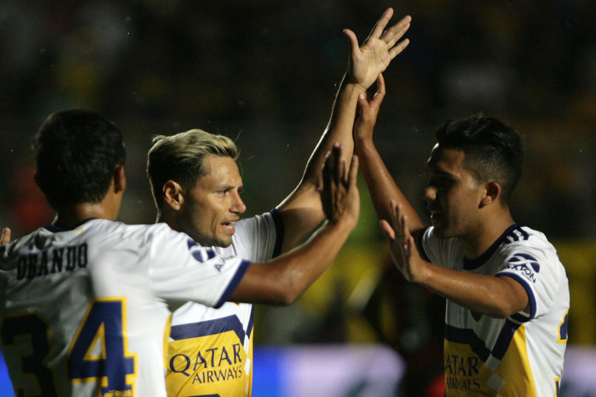 Mauro Zárate festeja el primero de Boca junto a Bebelo Raynoso.