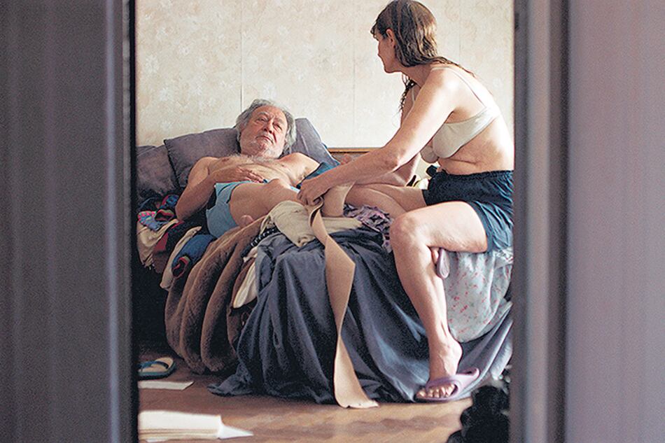 La cama, de Mónica Lairana, pone en escena los cuerpos de una pareja en el momento de su disolución.