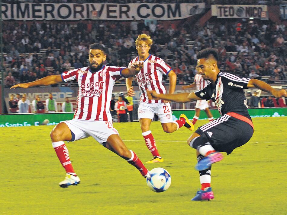 Gonzalo Martínez engancha ante la presencia de un marcador rival. El de River tuvo altibajos.