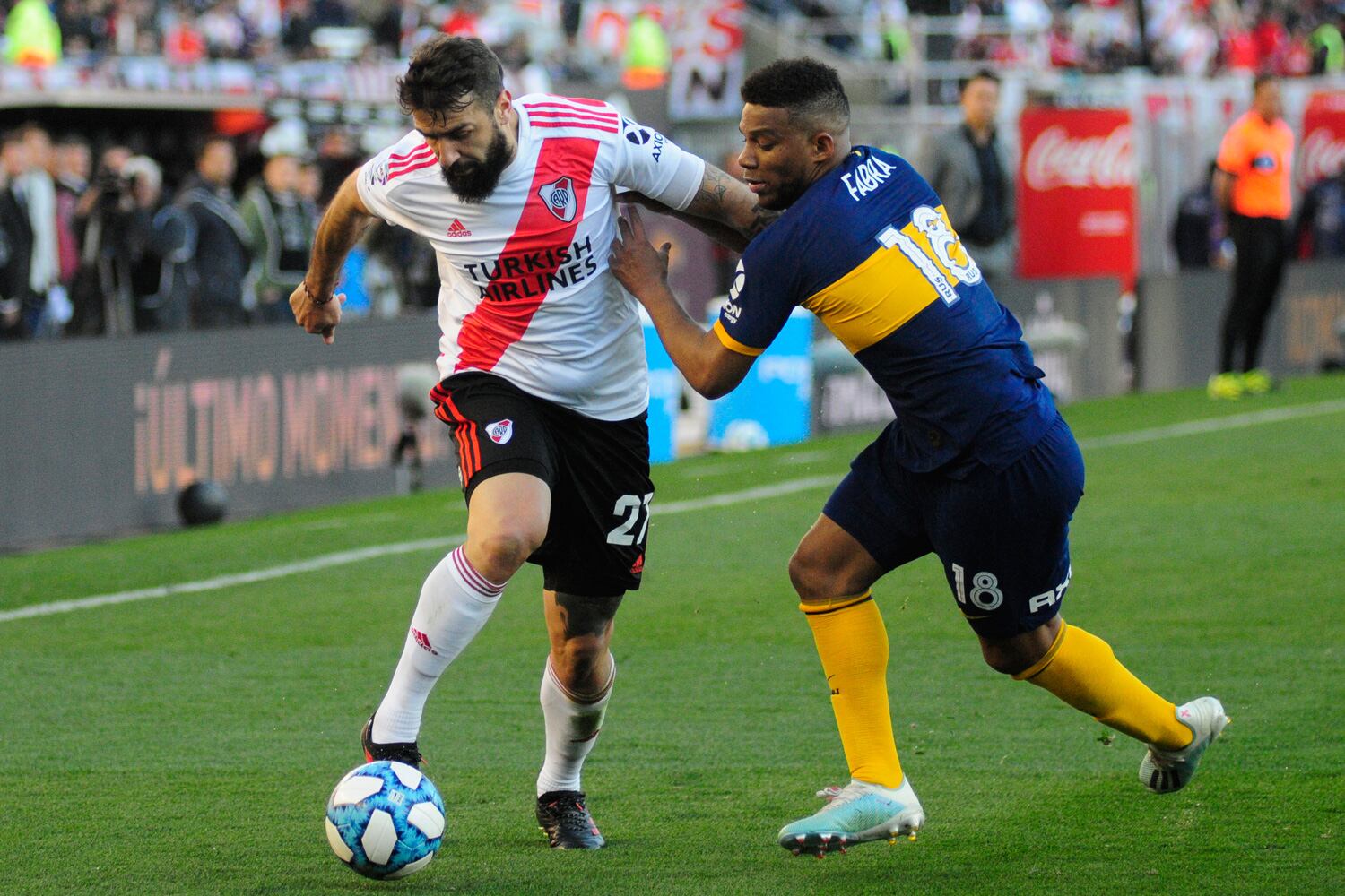 Fabra y Pratto disputan la pelota en el Monumental.