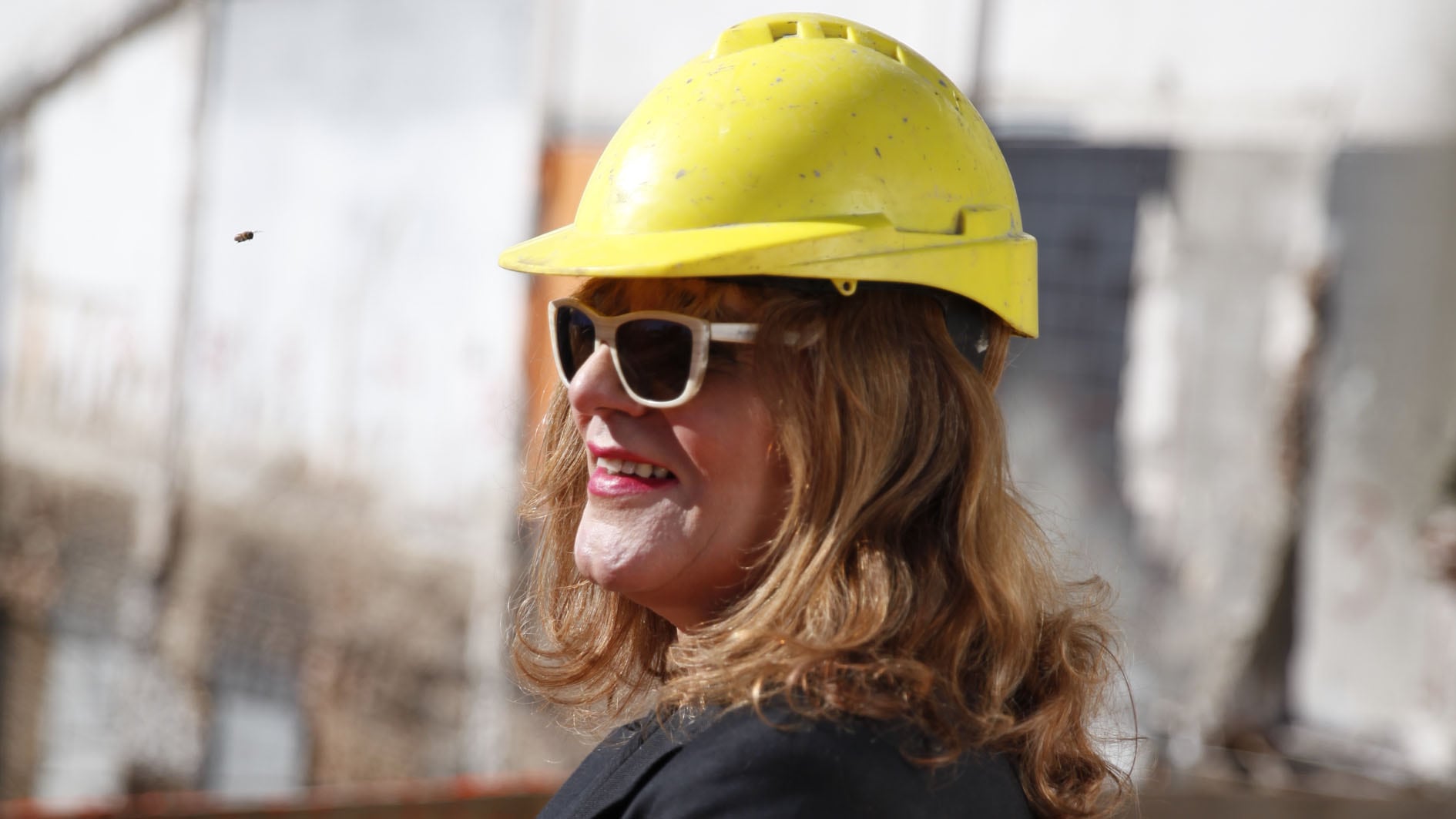 Canela Grandi Mallarini en su ámbito de trabajo: dirigiendo una obra en construcción.