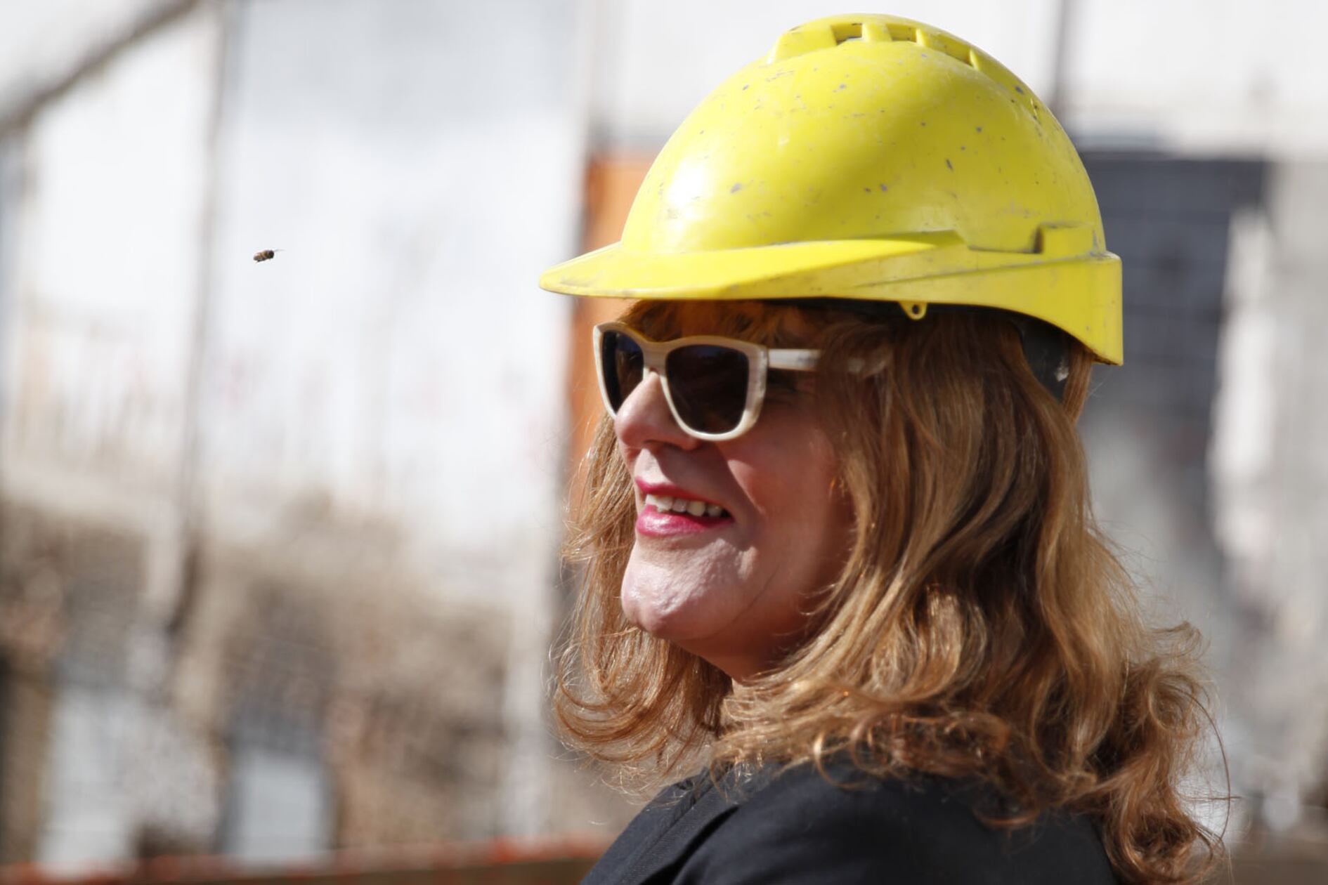 Canela Grandi Mallarini en su ámbito de trabajo: dirigiendo una obra en construcción.