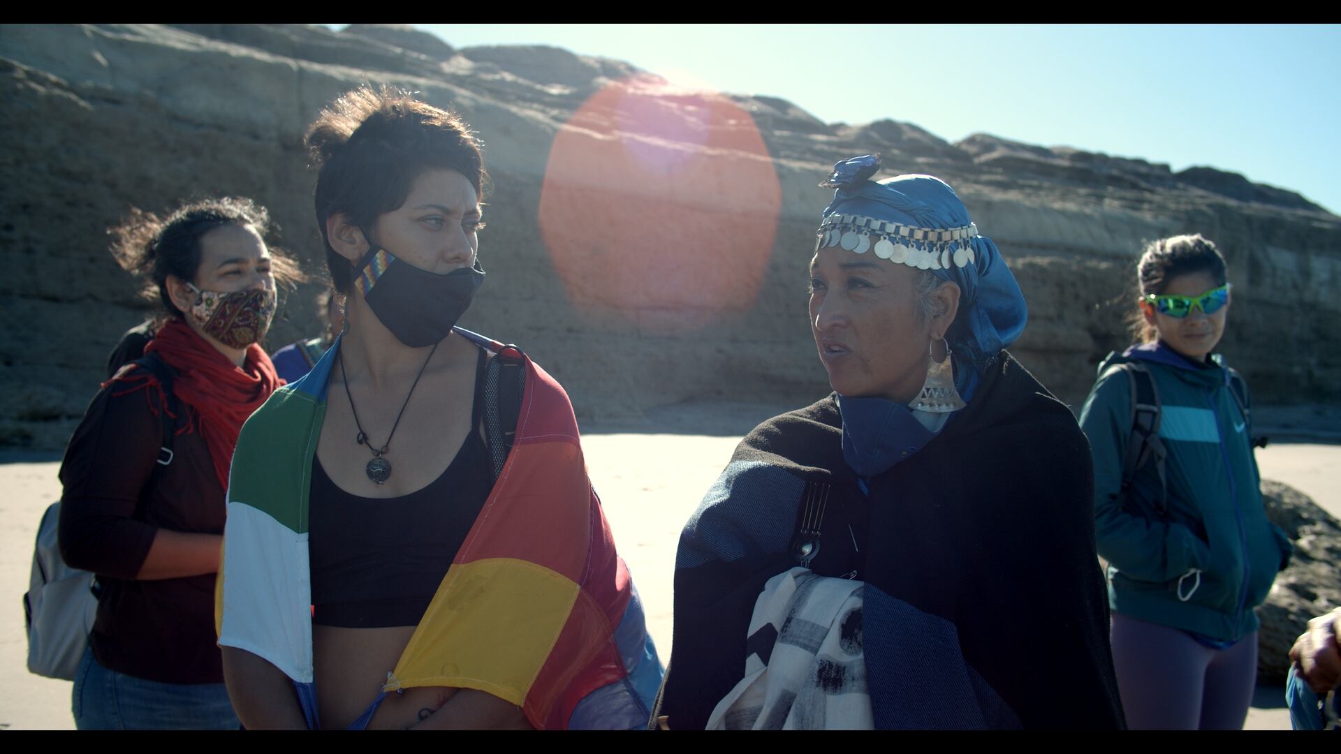 Moira Millán dialoga con una hermana en un tramo de la caminata