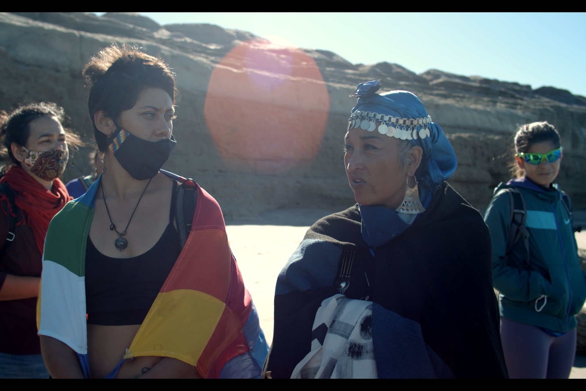 Moira Millán dialoga con una hermana en un tramo de la caminata