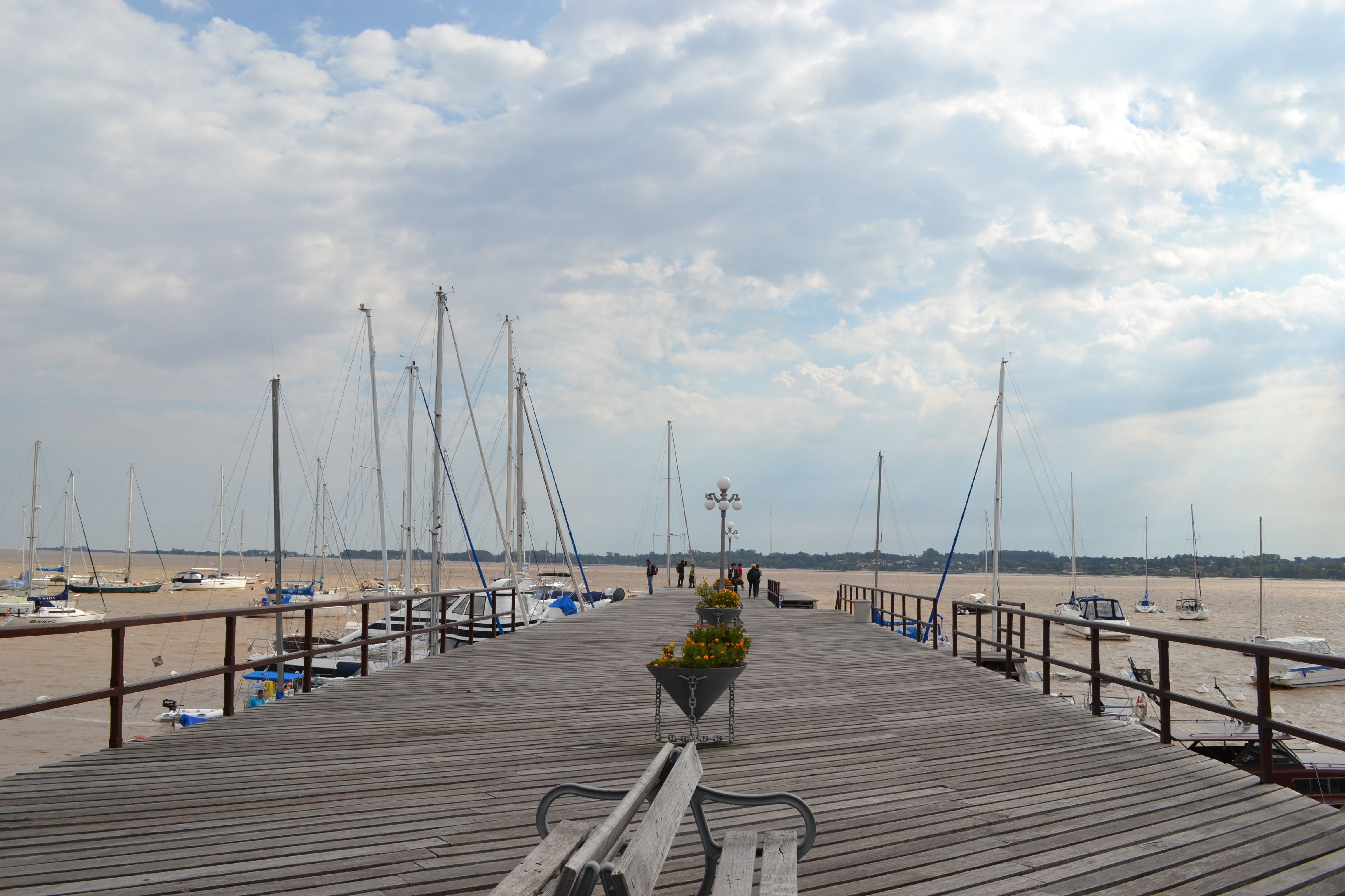 Arazi, de 80 años, se tiró al agua para rescatar el inflador del velero que se había caído.