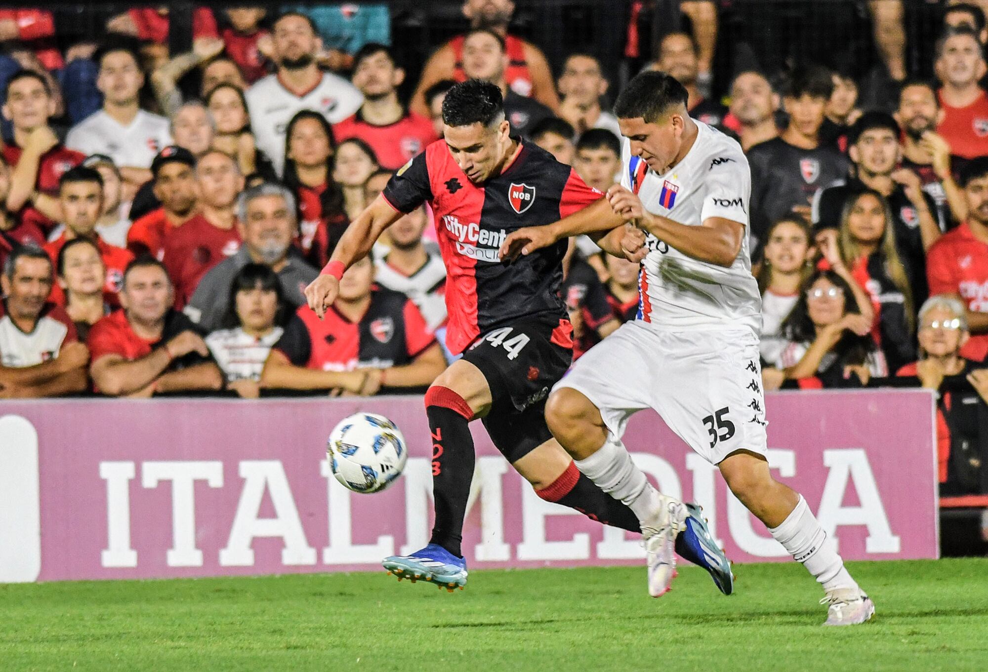 Francisco González (44) y Génez luchan por la pelota