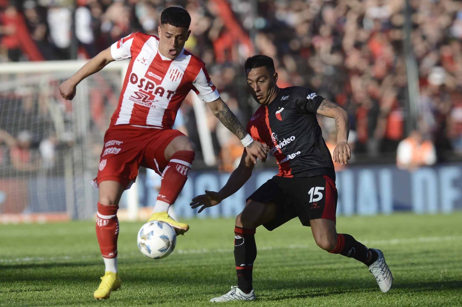 El "Toro" Morales descarga ante la marca del paraguayo Ángel Cardozo