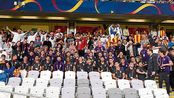 El plantel de River en el estadio Hazza bin Zayed viendo el contundente triunfo emiratí.