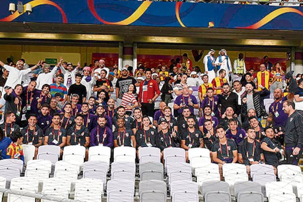 El plantel de River en el estadio Hazza bin Zayed viendo el contundente triunfo emiratí.