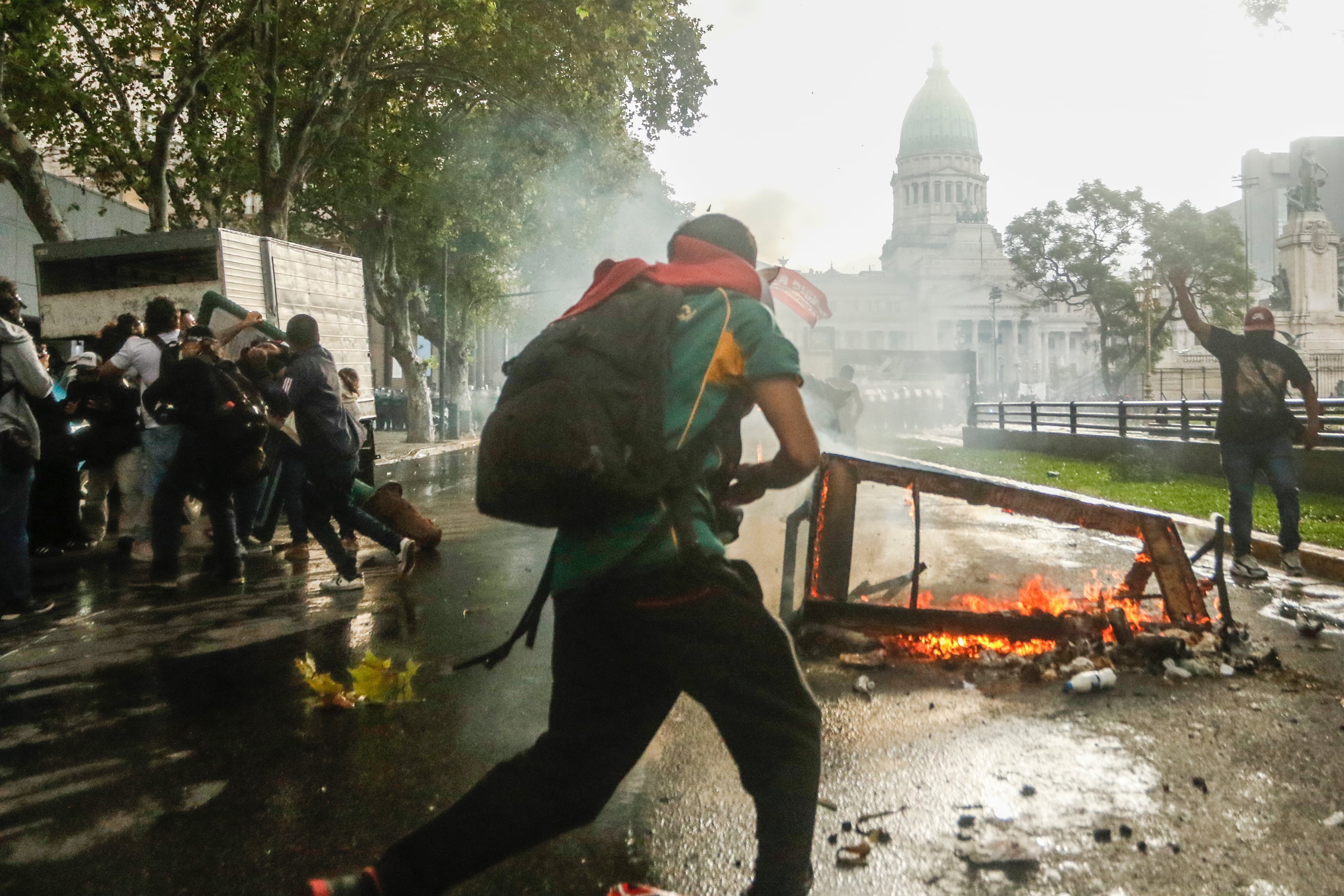 Pablo Grillo a punto de sacar una foto instantes antes de ser herido por la cartucho de gas lacrimógeno.