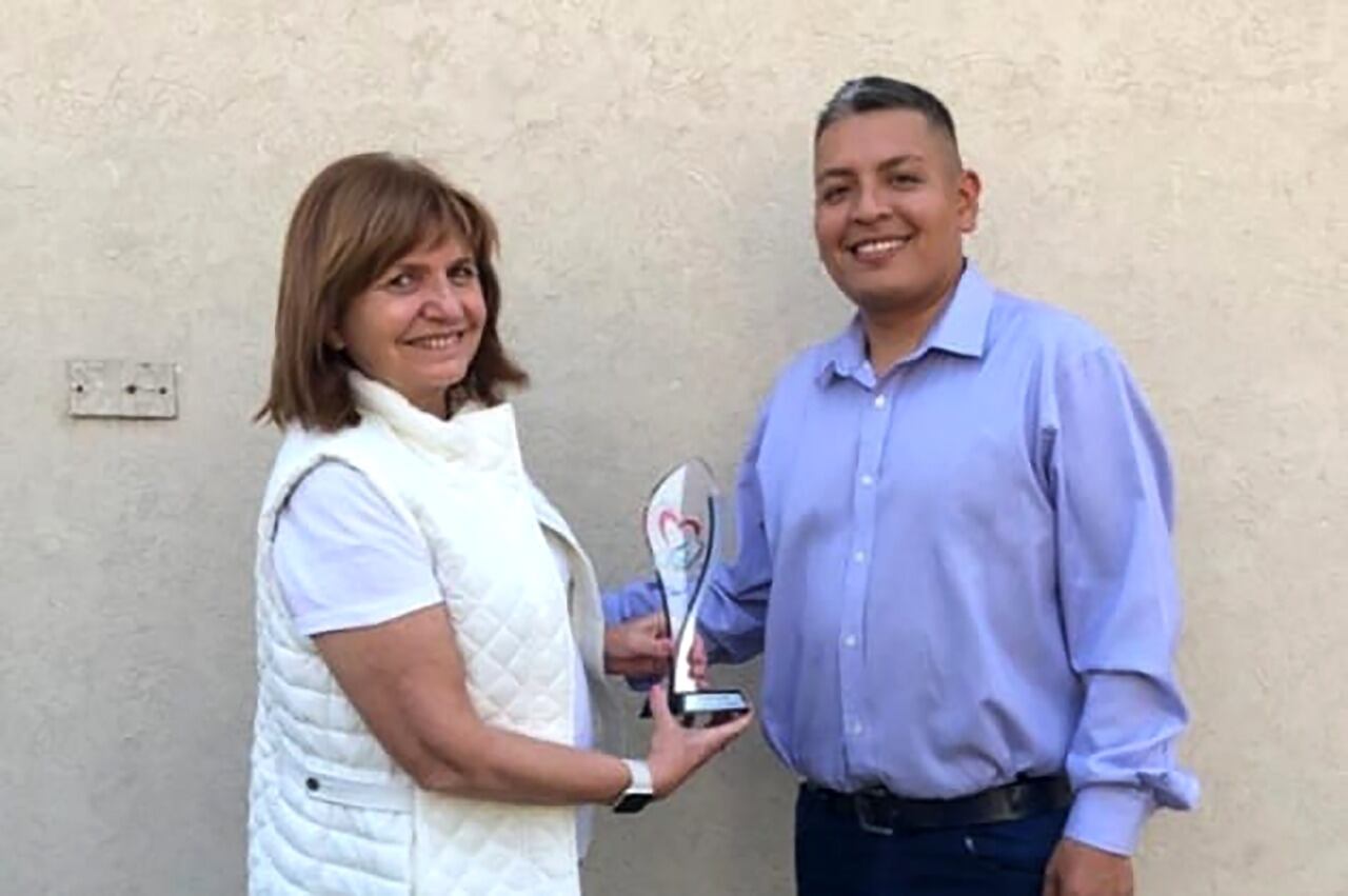 Una de las actividades de la supuesta "fundación" fue condecorar a Patricia Bullrich.