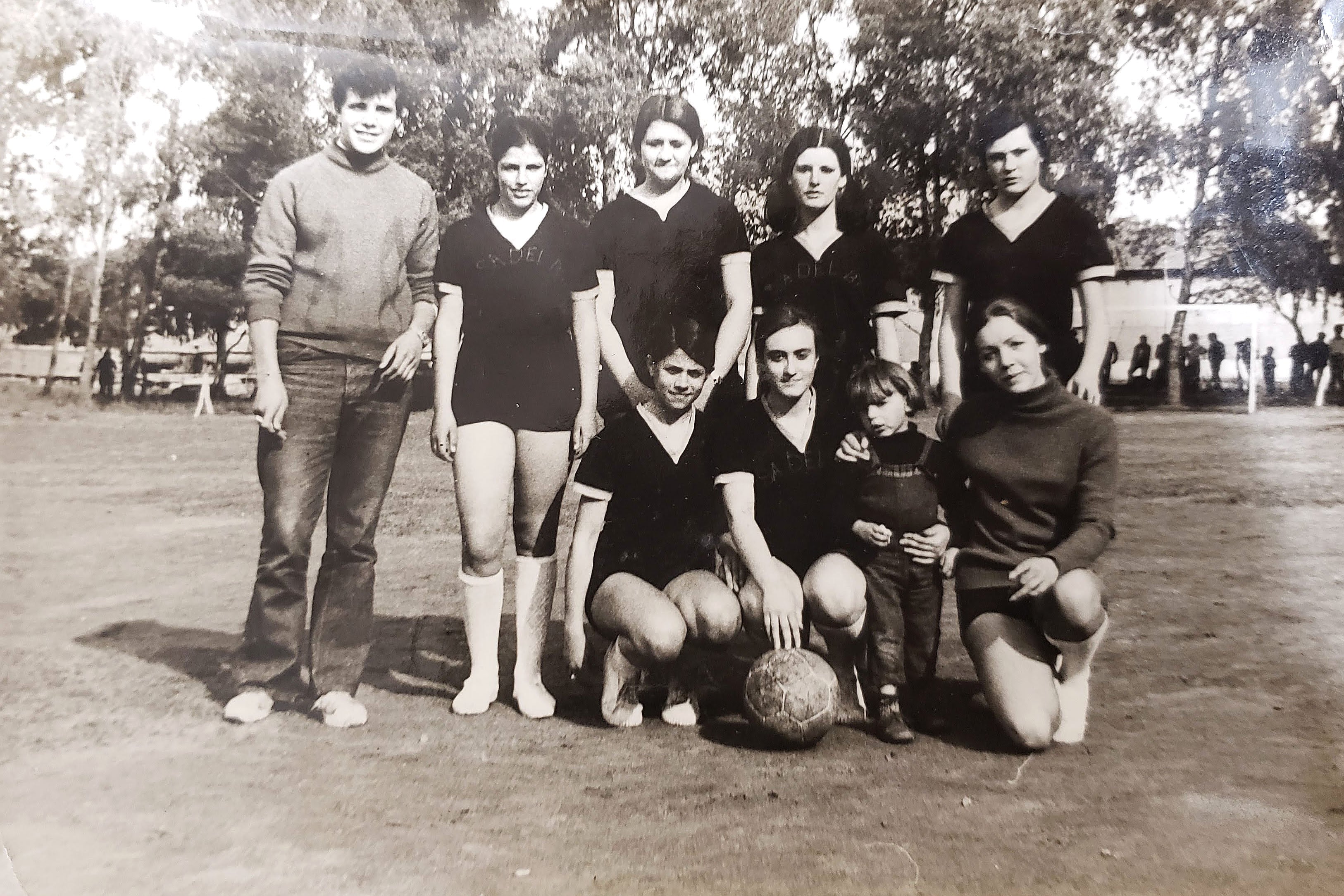 Emilce Trucco, con su equipo de fútbol en Realicó. Era la arquera, abajo a la derecha, pero atajó sin guantes y con medias cancán.