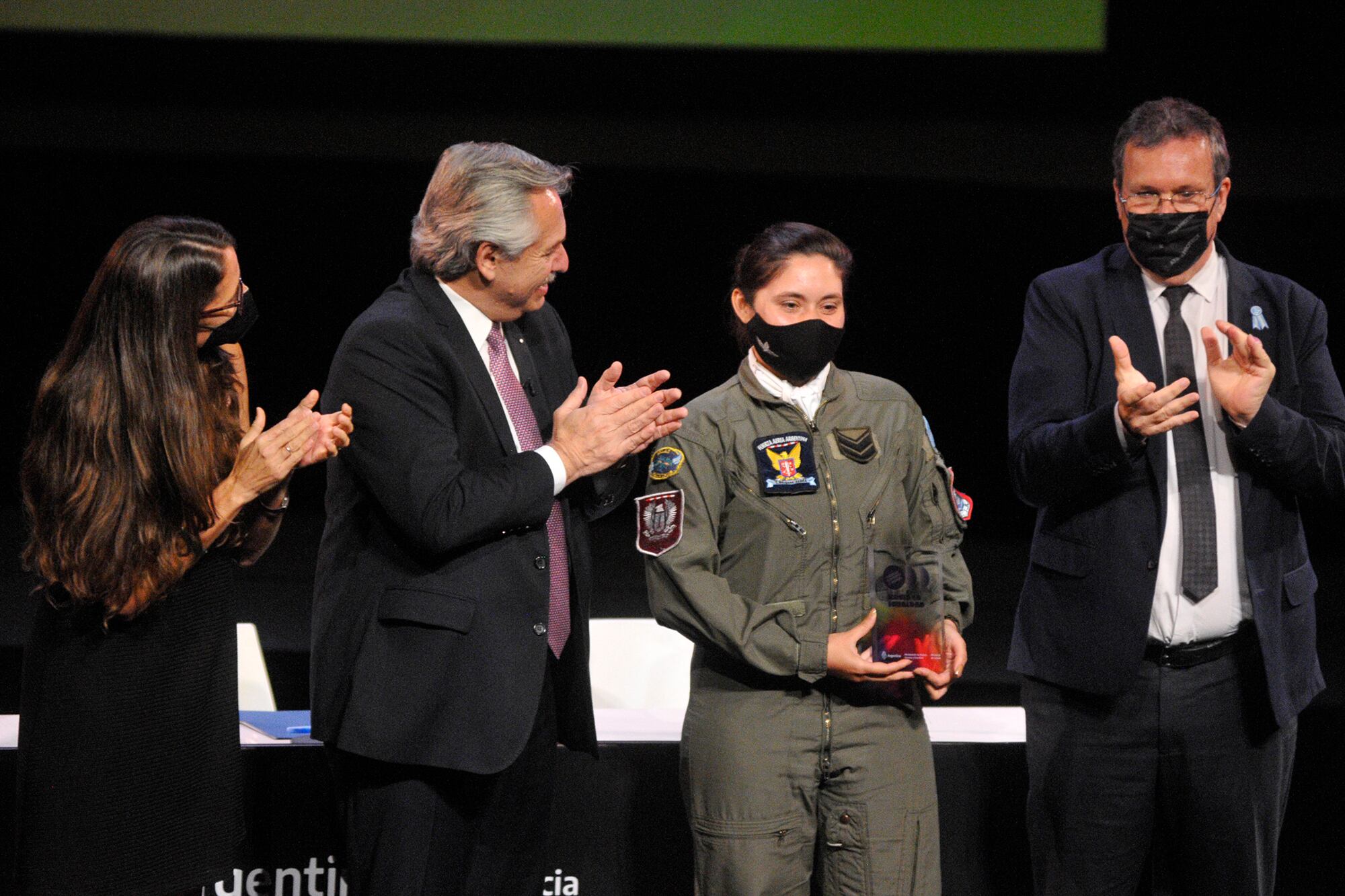 La suboficial Denis Martínez fue distinguida por su trabajo como operadora de carga en el avión Hércules C-130 durante la pandemia.