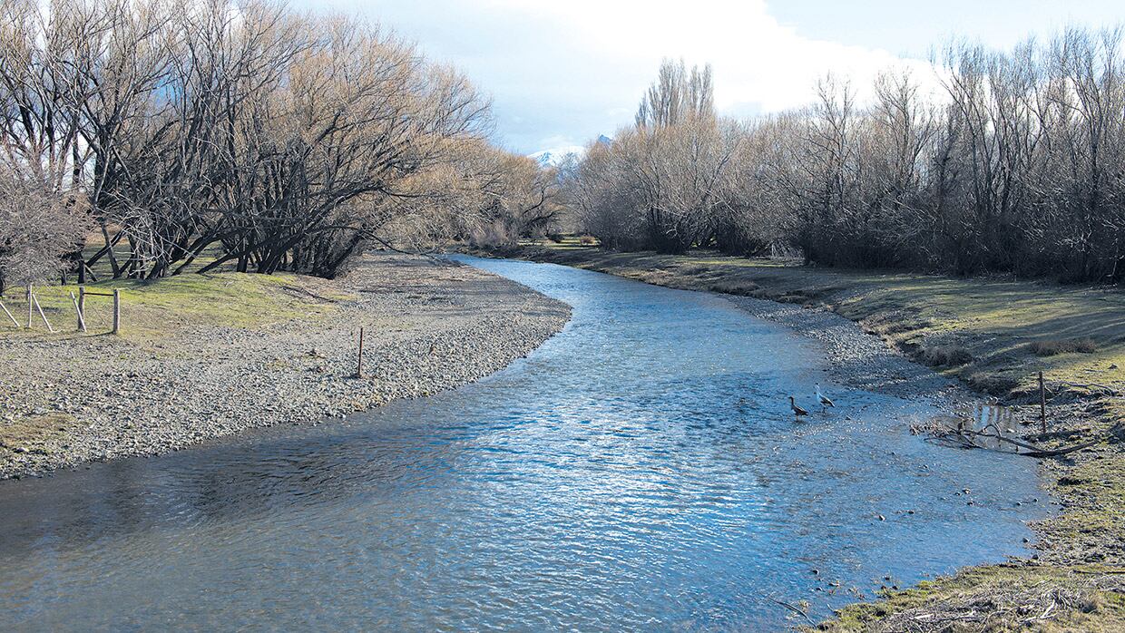 El río Chubut en la estancia Leleque, desde donde comenzó el rastrillaje ordenado por el juez Guido Otranto.