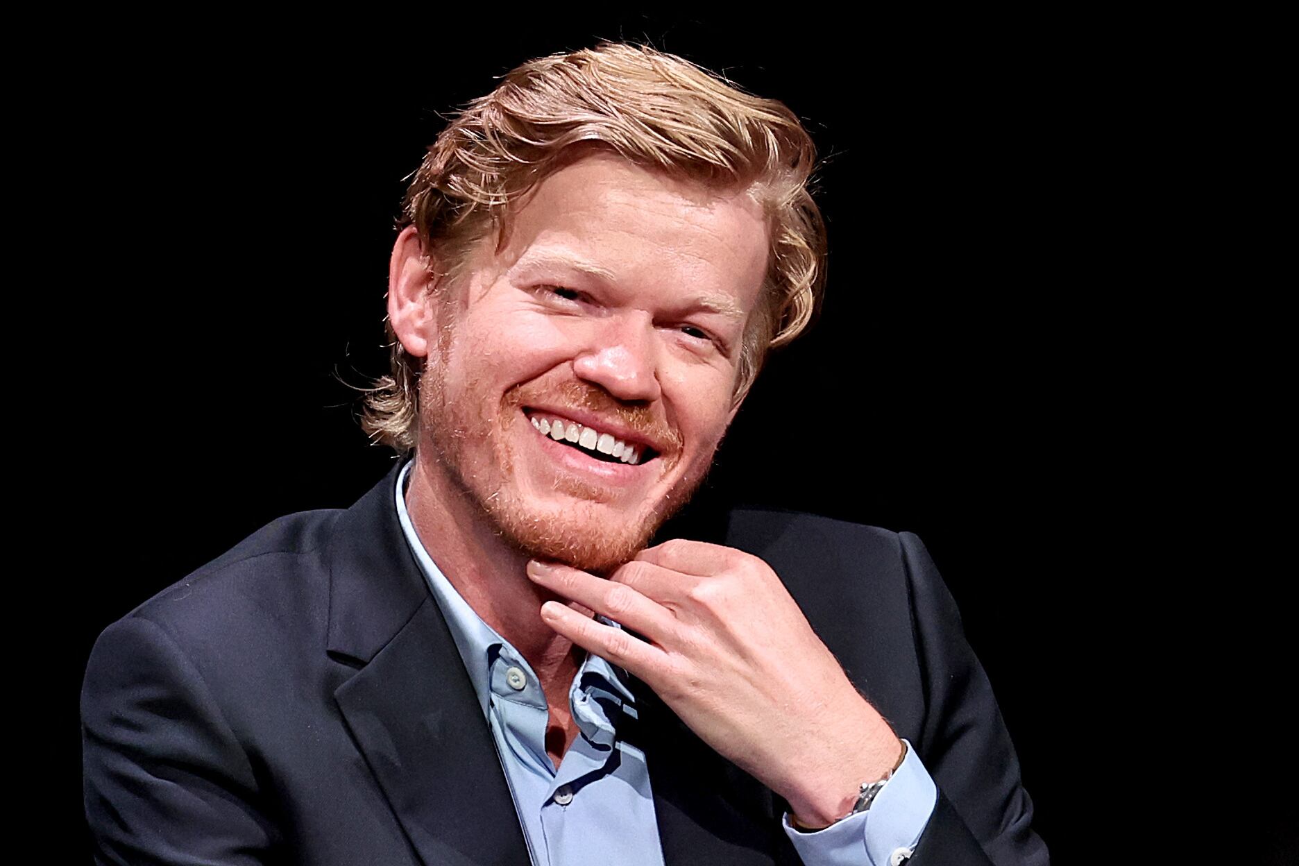 Plemons parece el príncipe heredero de la masculinidad disfuncional de Hollywood.