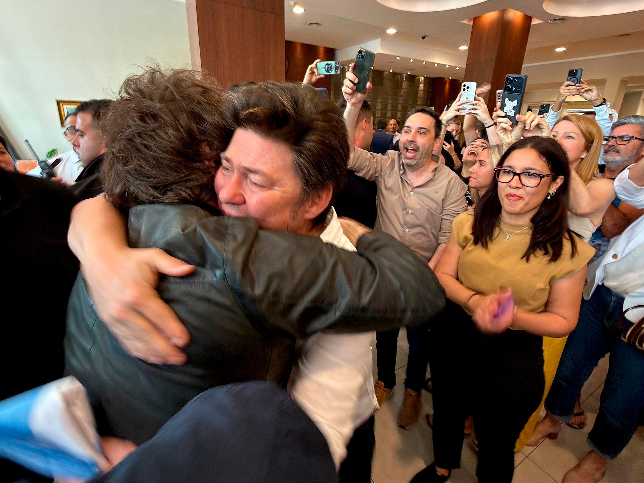 Javier Milei y Lisandro Almirón, el candidato libertario.