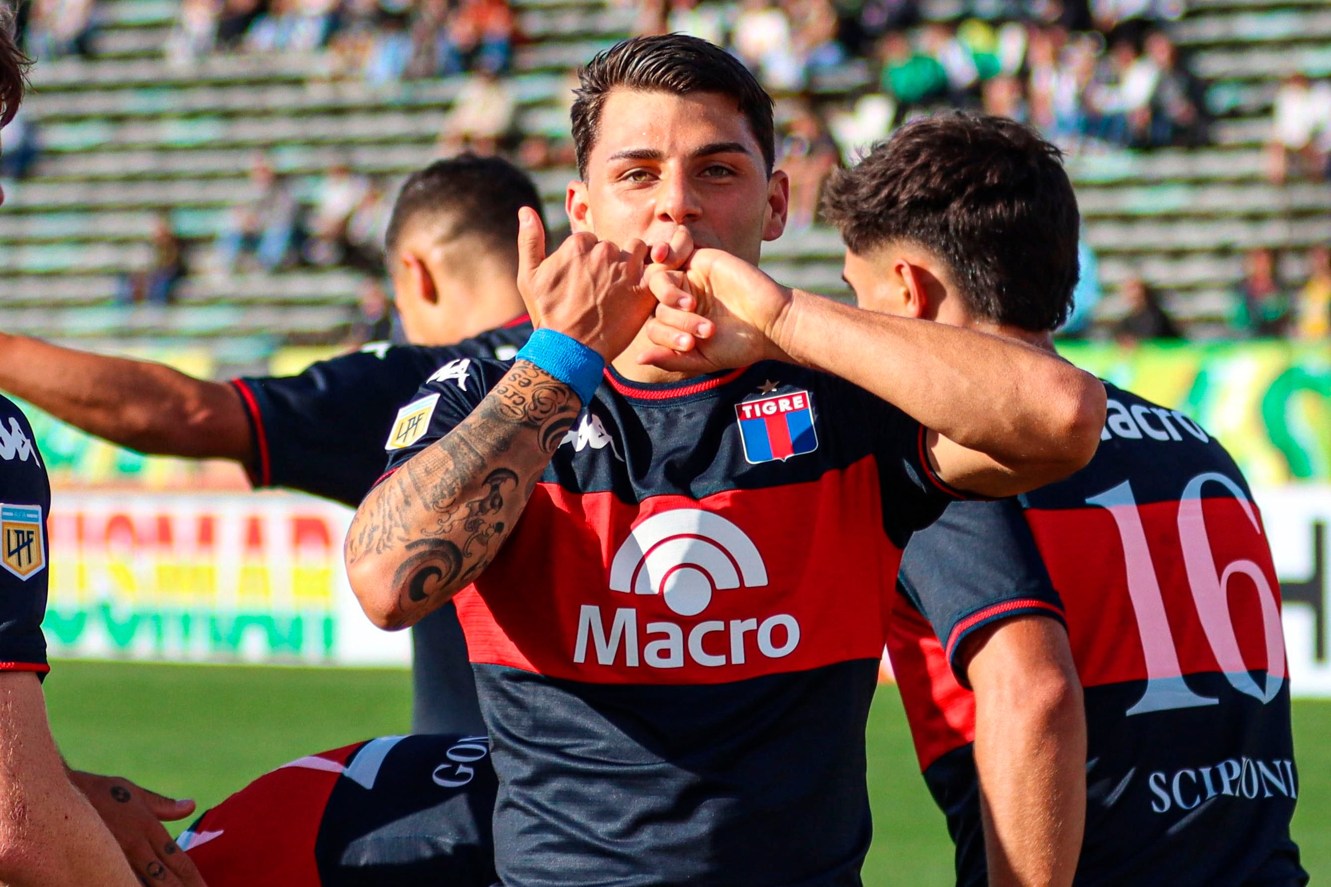 El delantero Russo celebra el primero del Matador