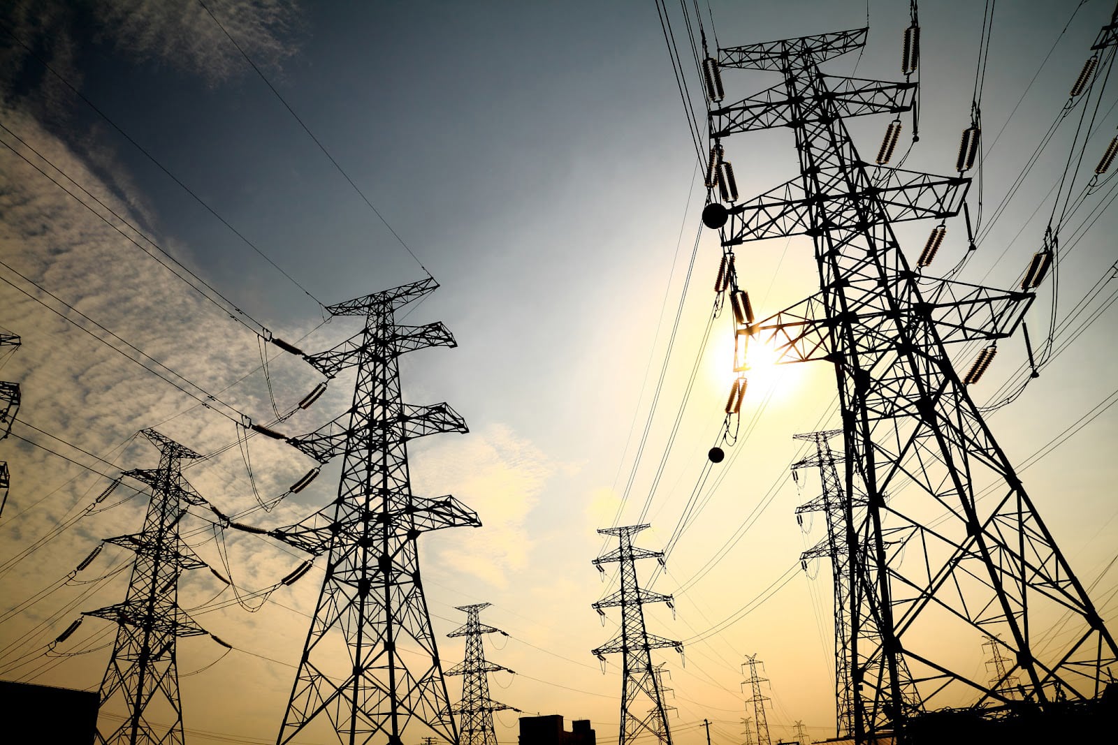 Las tarifas de energía eléctrica en el Área Metropolitana de Buenos Aires experimentaron aumentos desproporcionados, llegando casi al 600 por ciento.