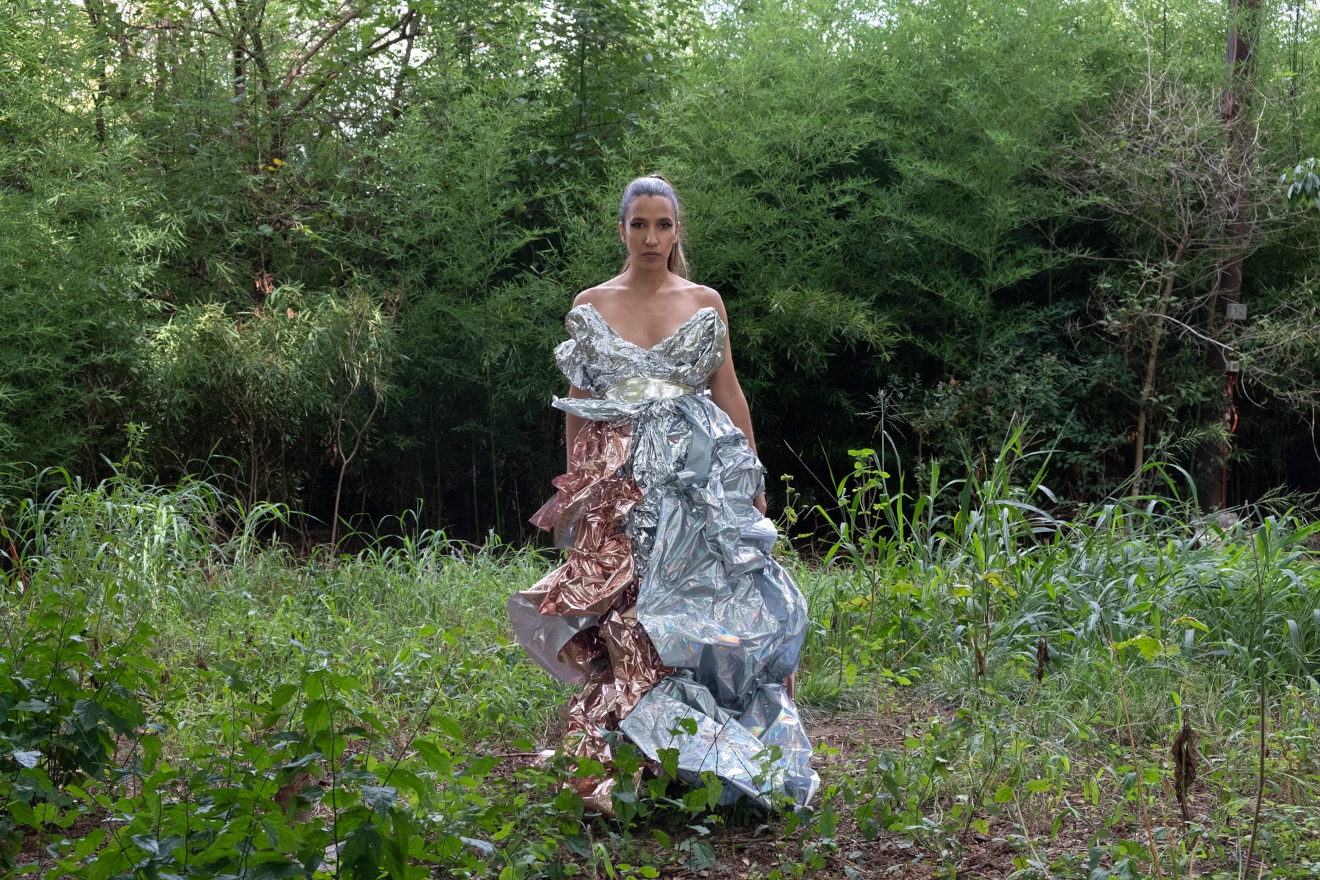 El disco debut de Kaixara incluye diez canciones que, aún con pulso urbano y bailable, no dejan de buscar profundidad.