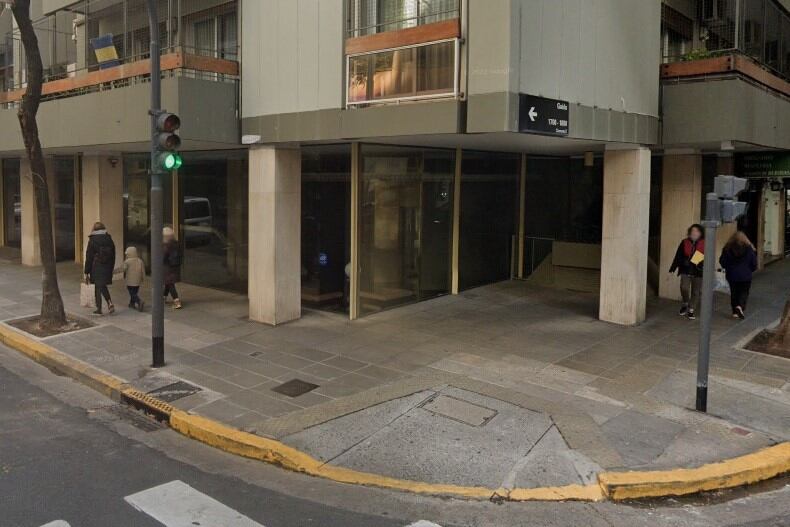 Tras el asalto se alertó al 911, por lo que efectivos de la Comisaría Vecinal 2A de la Policía de la Ciudad acudieron al lugar y constataron la presencia del jubilado herido.