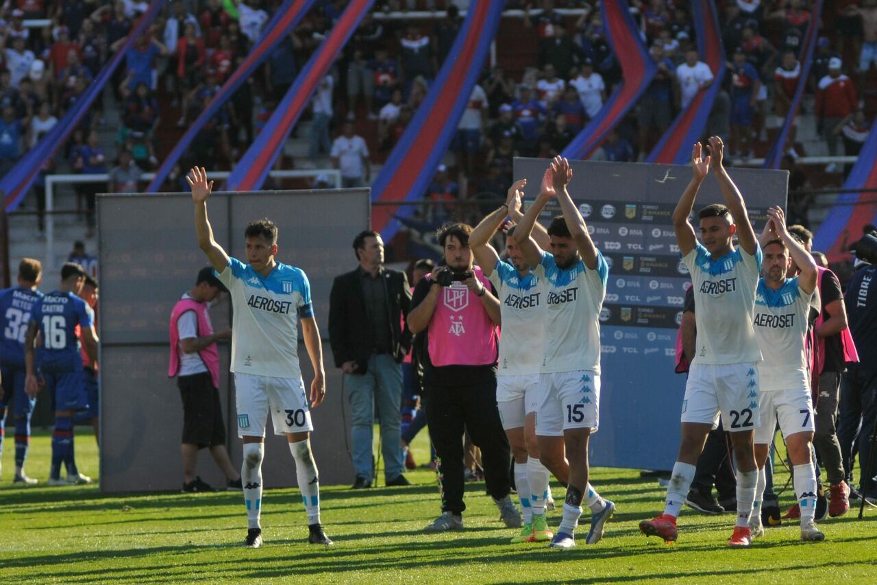 Los jugadores de Racing saludan a su público, que los aplaudió y exigió ganar el domingo