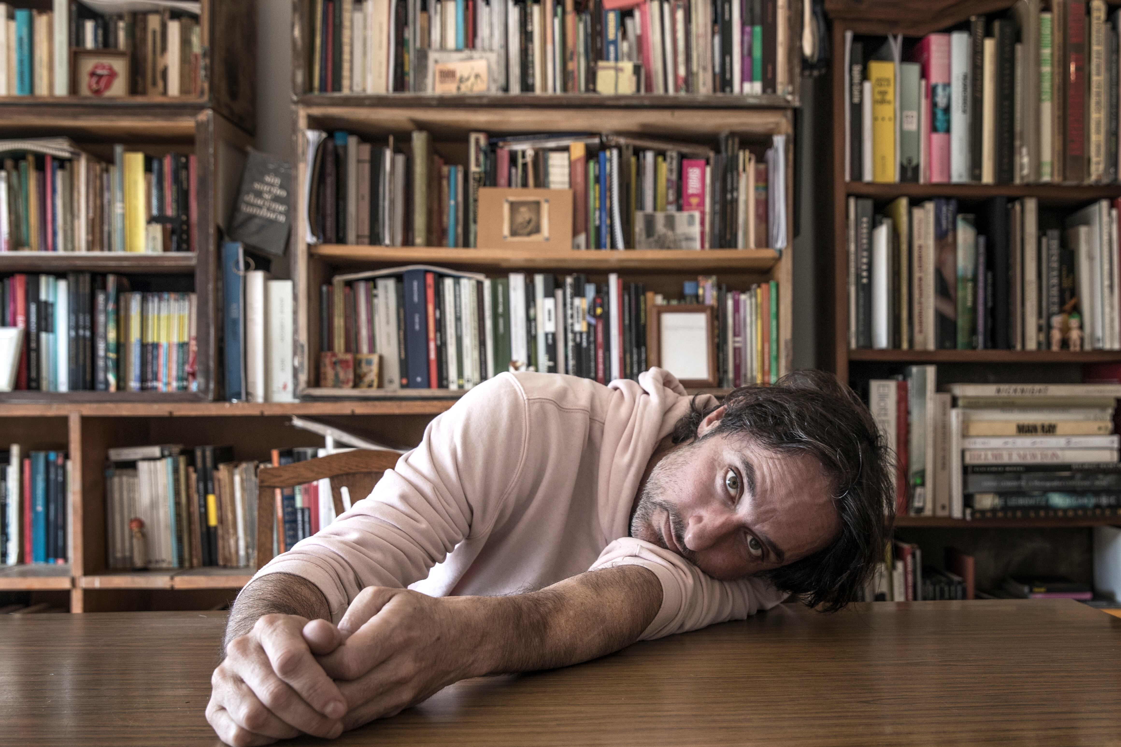 "El teatro tiene un código distinto al de la fotografía, la música, el cine. Lo que más me conmueve es intransferible", dice Rodríguez.