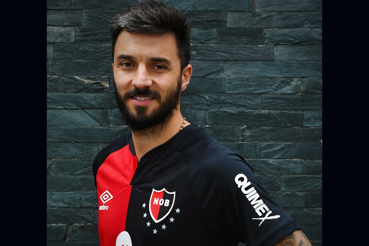 Scocco con la camiseta rojinegra.