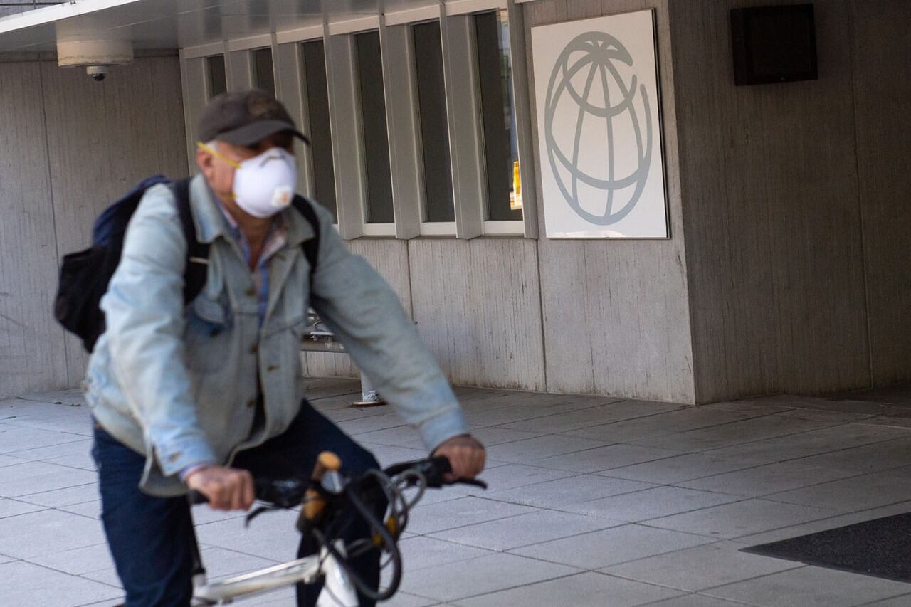 El Fondo Monetario Internacional prevé que la economía argentina caiga este año un 9,9 por ciento; Brasil, 9,1.