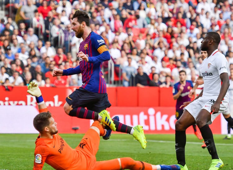 Messi marca su tercer gol ante el Sevilla.