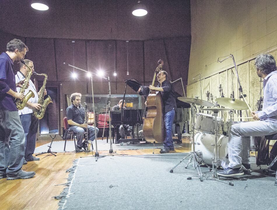 Junto al técnico Osvaldo Acedo, el grupo grabó con dos micrófonos de cinta Royer 121.