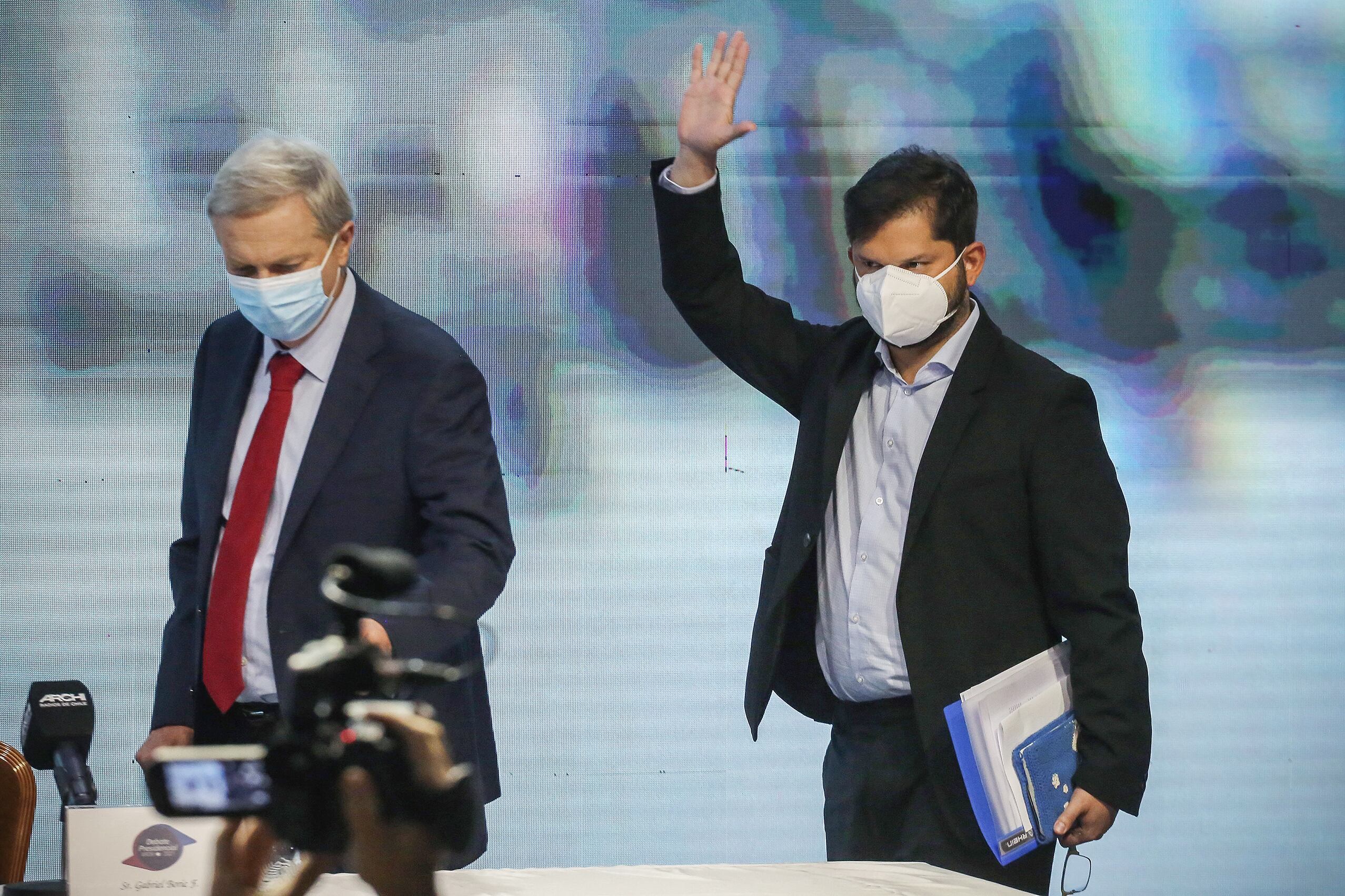 Boric y Kast antes de empezar el debate.