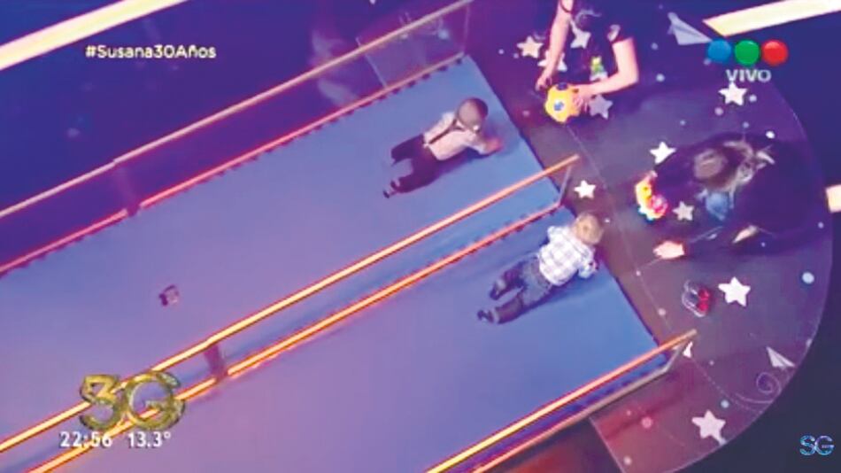 Dos madres incitan a sus bebés a gatear “más rápido” que “el rival”. La utilización de niños está prohibida.