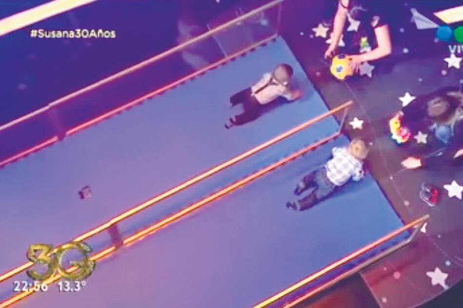 Dos madres incitan a sus bebés a gatear “más rápido” que “el rival”. La utilización de niños está prohibida.