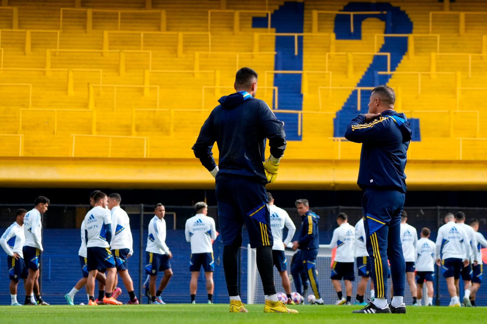 Almirón supervisa la práctica del plantel