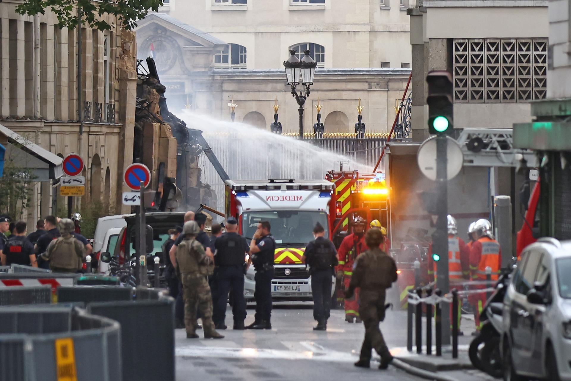Los servicios de emergencia franceses trabajan en la escena de un incendio después de una explosión de gas en el área del distrito 5 de París, París.