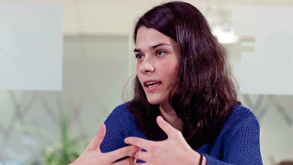 Isa Serra señala que el PP ha privatizado los servicios de educación y sanidad pública.