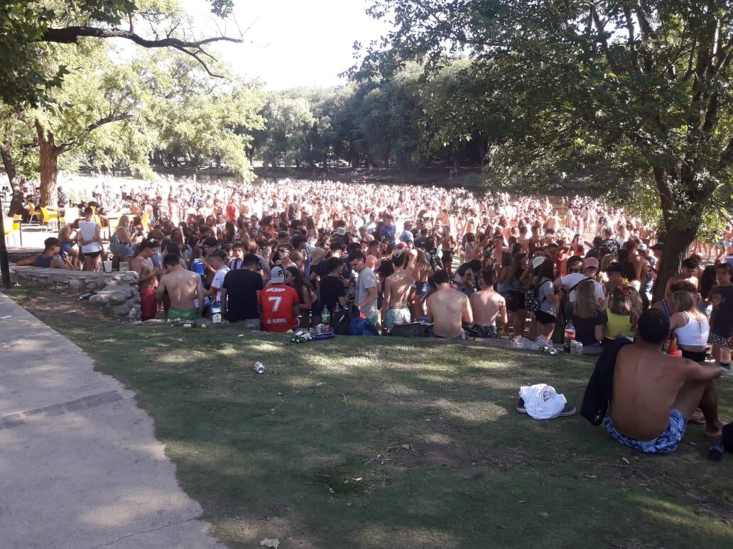 El intendente de Santa Rosa de Calamuchita, Claudio Chavero, reconoció que "los jóvenes se congregaron en una playa tradicional y el municipio fue desbordado por la cantidad de gente".
