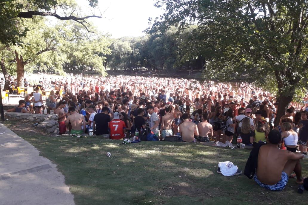El intendente de Santa Rosa de Calamuchita, Claudio Chavero, reconoció que "los jóvenes se congregaron en una playa tradicional y el municipio fue desbordado por la cantidad de gente".