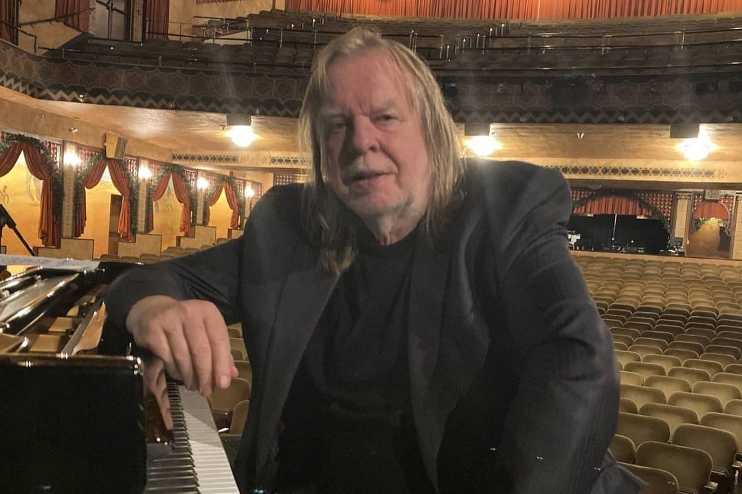 El legendario tecladista de Yes, otra vez en Buenos Aires. Instagram: @rickwakemanmusic.