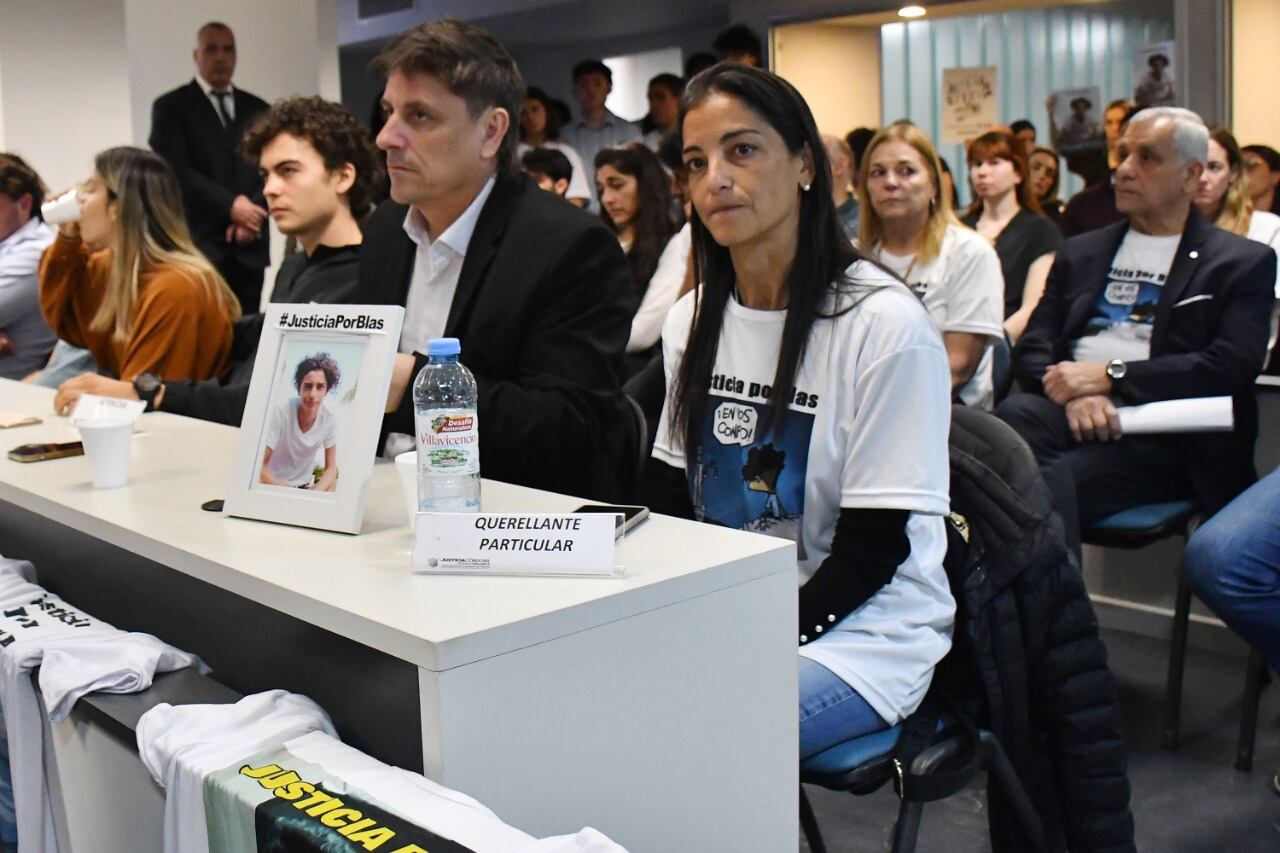 Los padres y el hermano de Blas, en la audiencia.