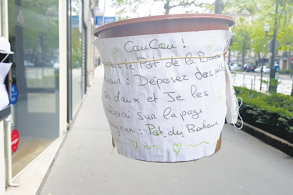 "Soy la maceta de la felicidad. Depositen palabras suaves y las subiré a Instagram".