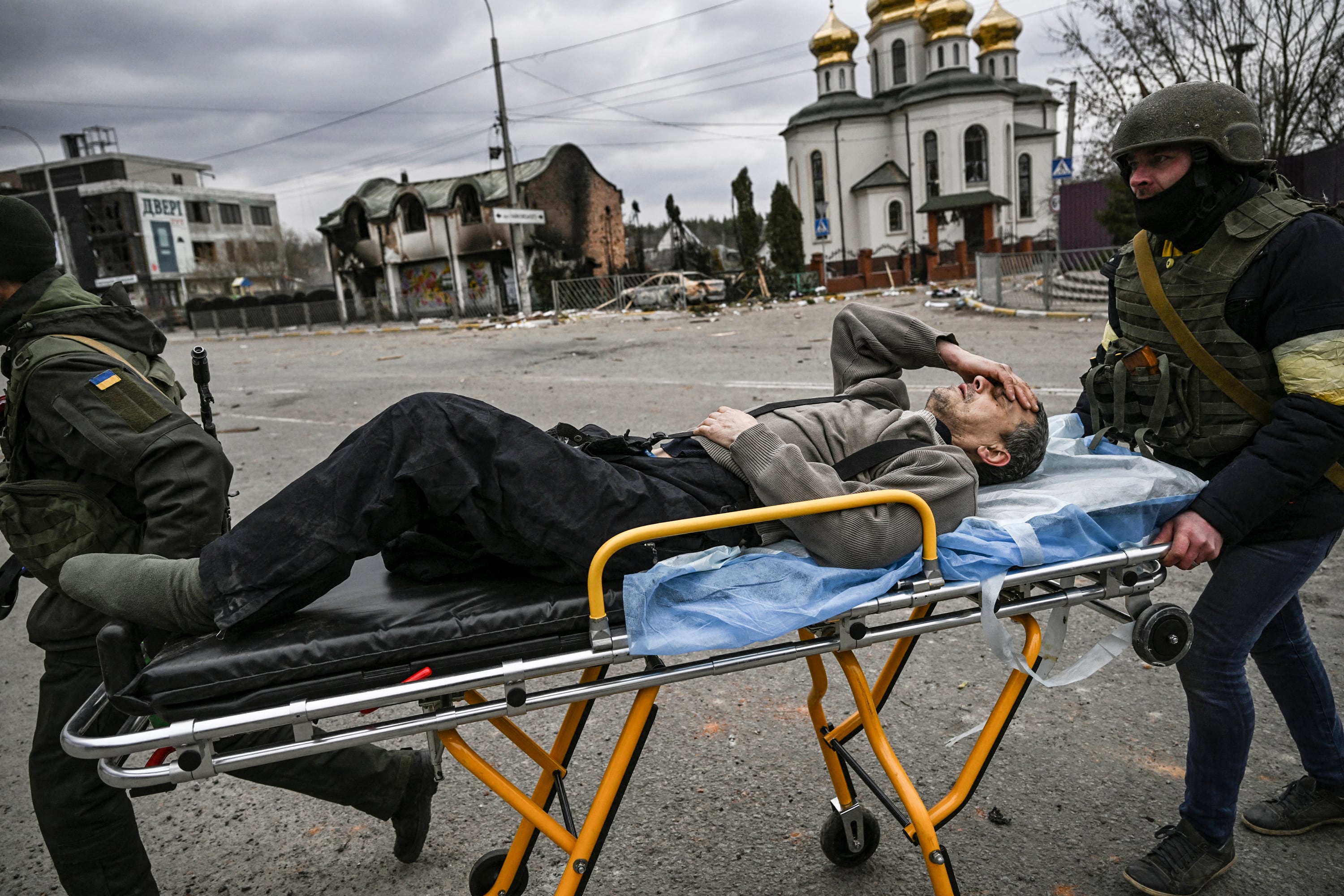 El soldado Andriy Yermolayev, de 50 años, siendo evacuado de Irpin.