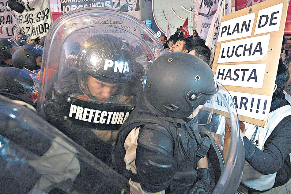 El proyecto establece penas de hasta diez años de cárcel y habilitaría detenciones a piacere de la policía.