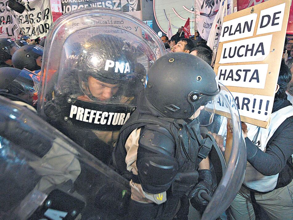 El proyecto establece penas de hasta diez años de cárcel y habilitaría detenciones a piacere de la policía.