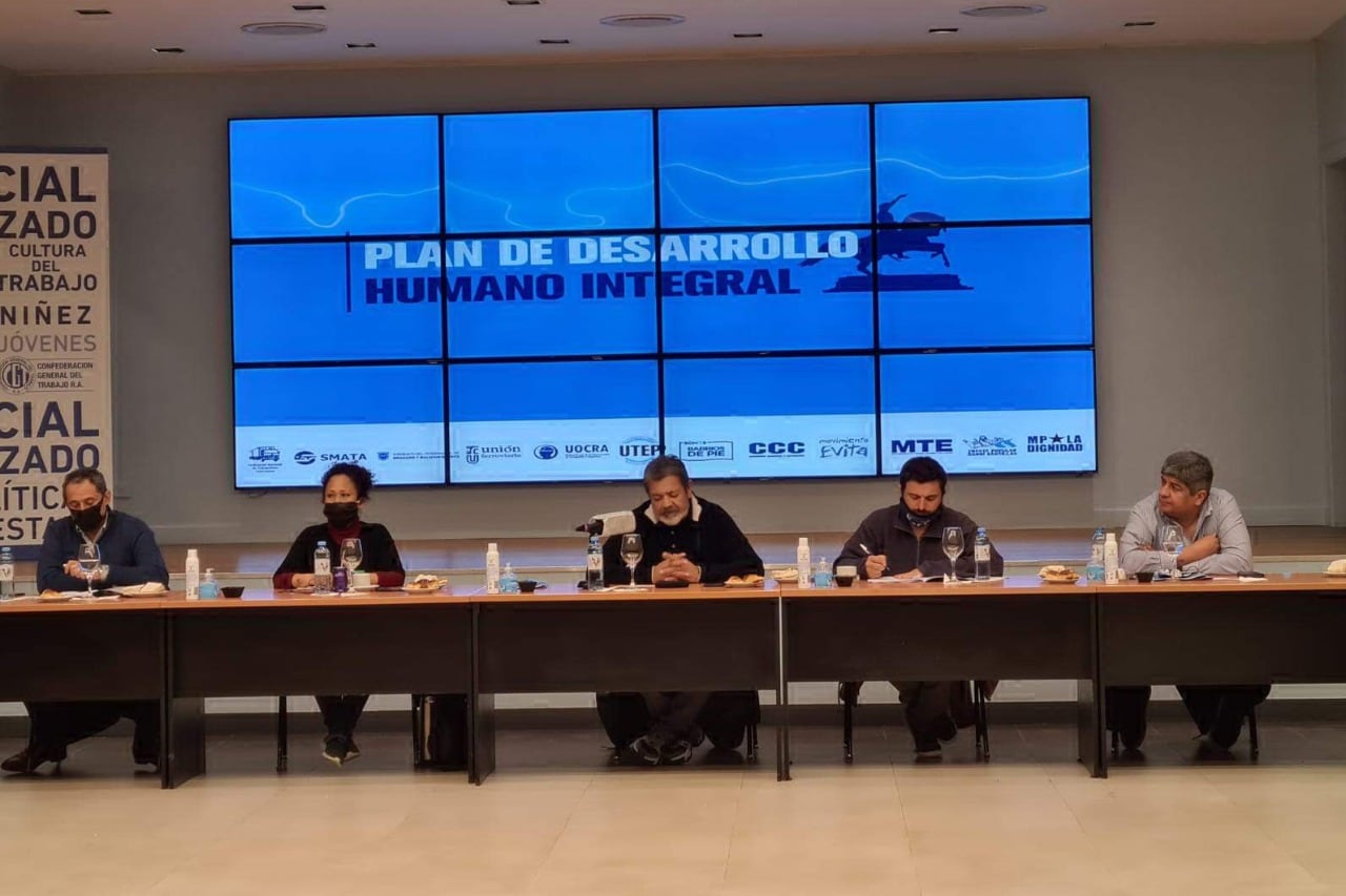 Sergio Sassia, de la Unión Ferroviaria, Dina Sánchez, del Frente Darío Santillán, Gerardo Martínez, de la Uocra, Juan Grabois, del MTE y Pablo Moyano, de Camioneros, durante la presentación. 